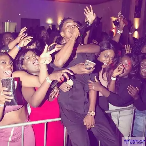 Photo: Patoranking Protect His D¡ck As Female Fans Swarm Over Him In Australia